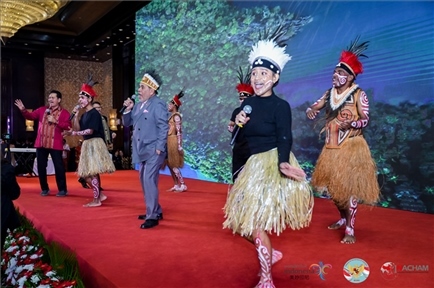 山東濟(jì)寧職業(yè)技術(shù)學(xué)校印尼巴布亞留學(xué)生演唱與大使一起演唱巴布亞傳統(tǒng)歌曲。印尼駐華大使館供圖