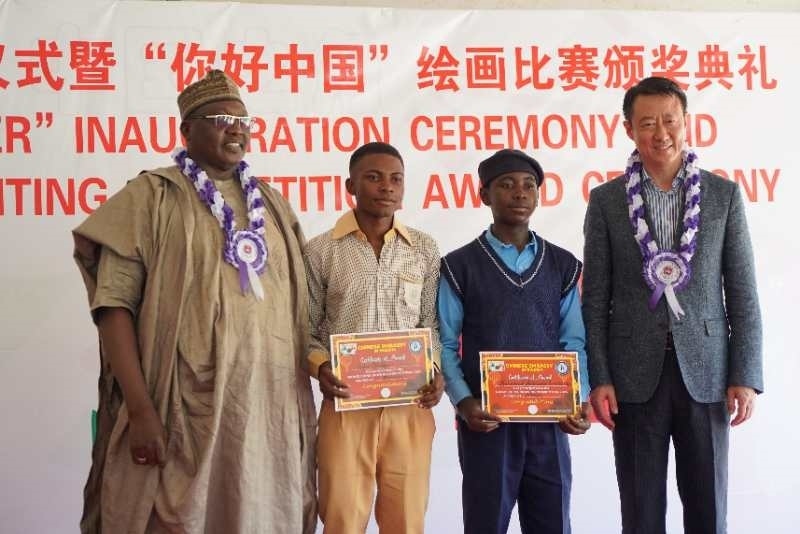 中國駐尼日利亞大使于敦海（右一）等為獲獎學(xué)生頒獎 尼日利亞中國文化中心供圖
