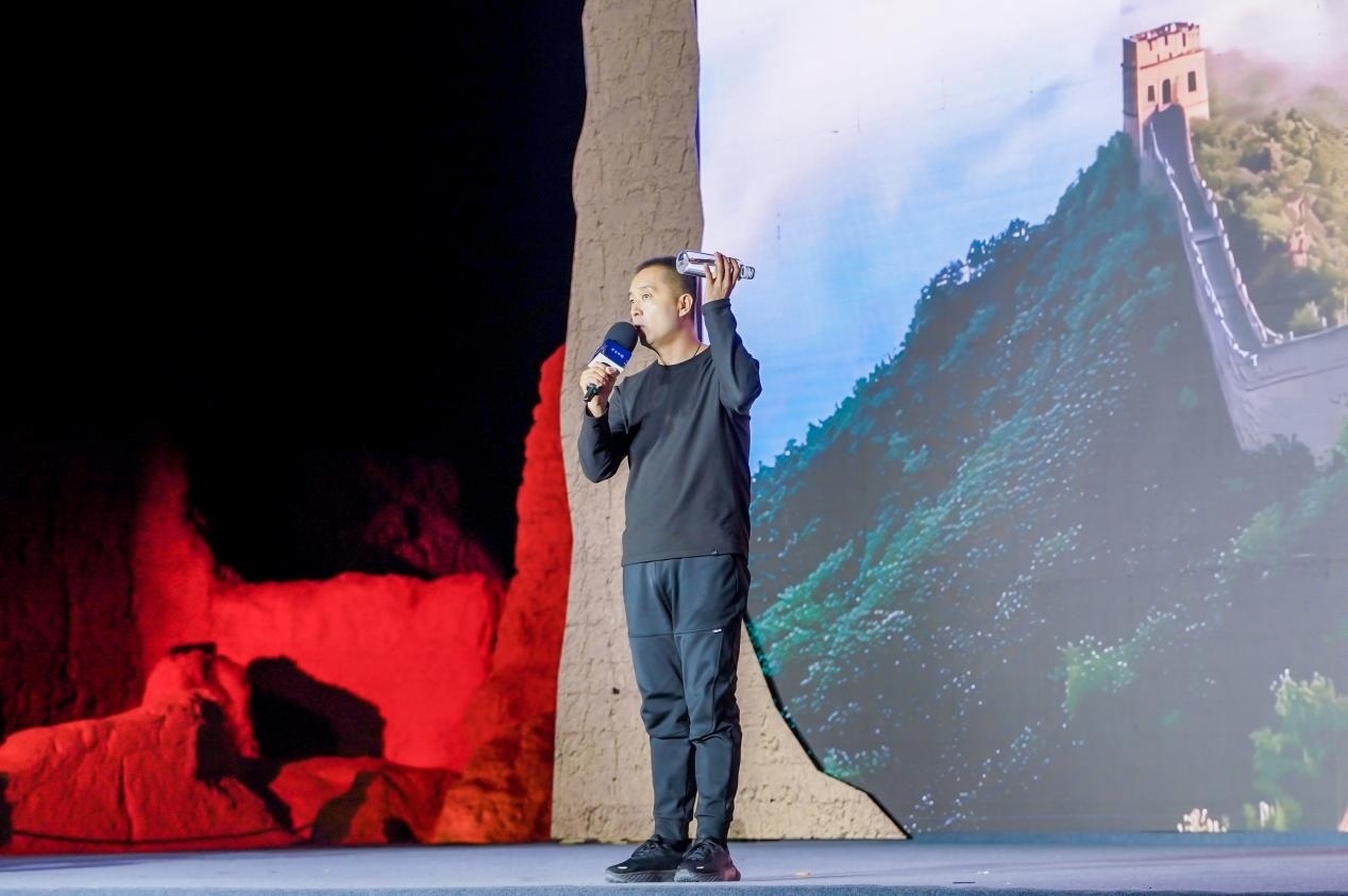 李剛在“何以中國(guó)·五星出東方”網(wǎng)絡(luò)主題宣傳活動(dòng)現(xiàn)場(chǎng)演講。人民視頻供圖