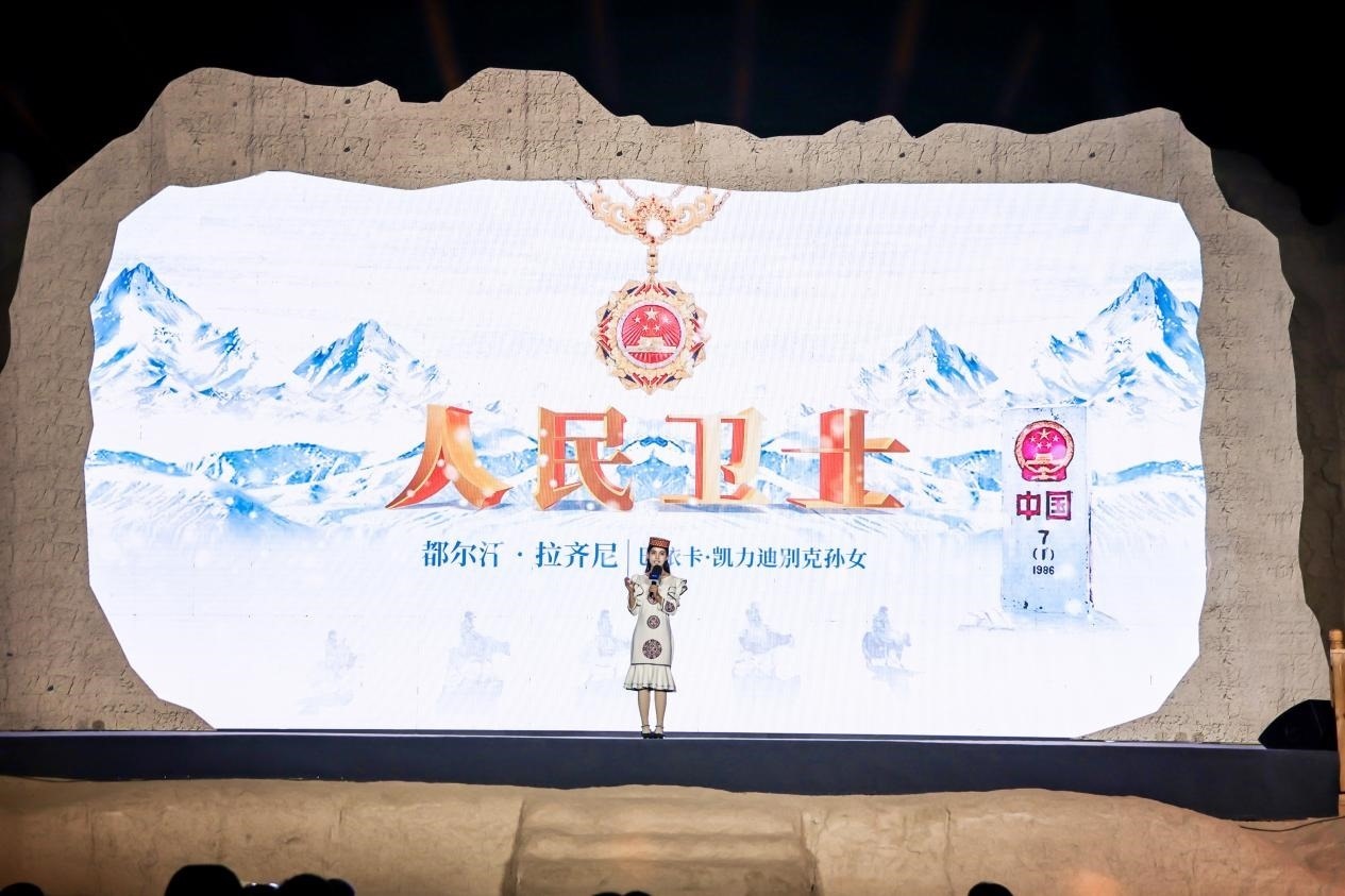 都爾汗·拉齊尼在“何以中國(guó)·五星出東方”網(wǎng)絡(luò)主題宣傳活動(dòng)現(xiàn)場(chǎng)演講。人民視頻供圖