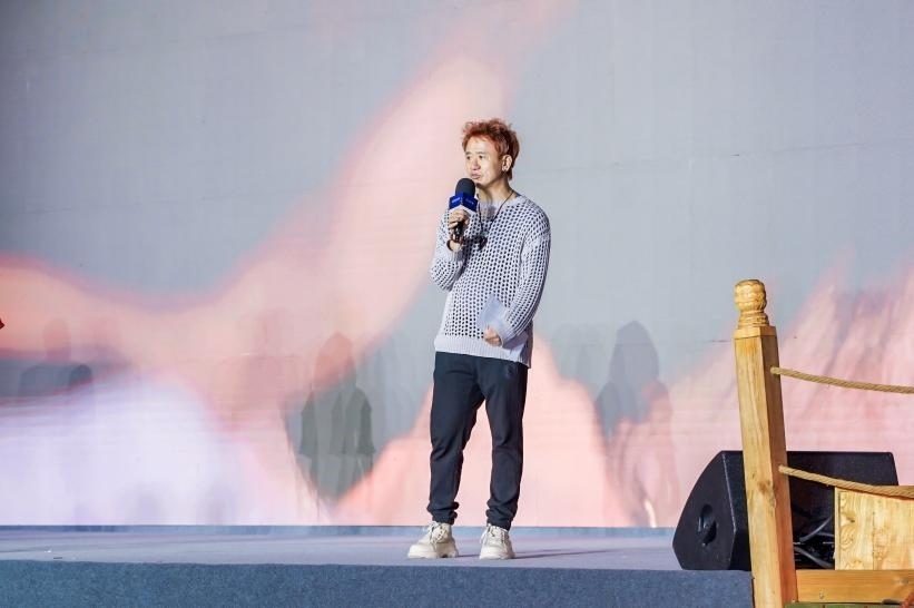 安鐘旭在“何以中國(guó)·五星出東方”網(wǎng)絡(luò)主題宣傳活動(dòng)現(xiàn)場(chǎng)演講。人民視頻供圖