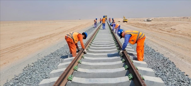 阿提哈德鐵路二期A標(biāo)項(xiàng)目施工中。中建中東供圖