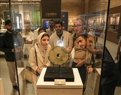 阿聯(lián)酋青年在良渚文化博物院參觀。中國銀行供圖