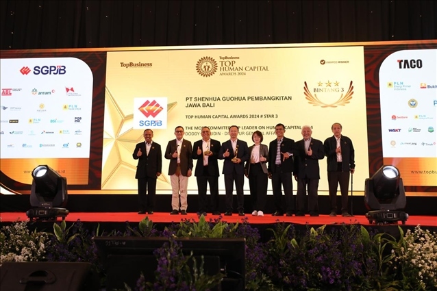 國能印尼爪哇發(fā)電公司董事長趙志剛（左四）與其他獲獎?wù)吆嫌?。國能印尼爪哇發(fā)電公司供圖