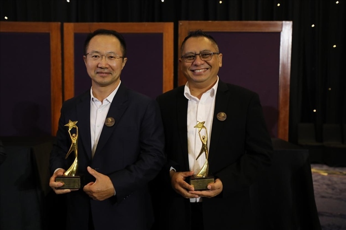 趙志剛與多迪獲獎后合影。國能印尼爪哇發(fā)電公司供圖