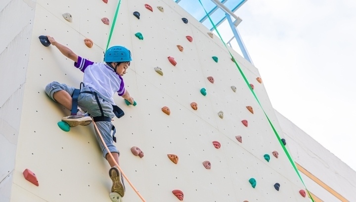 浙江臺州，正在學習攀巖課程的小學生