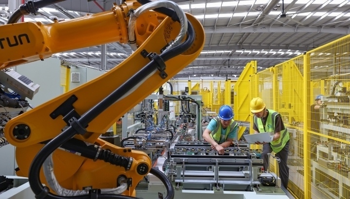 江蘇昆山，智能生產(chǎn)線上人機協(xié)同作業(yè)