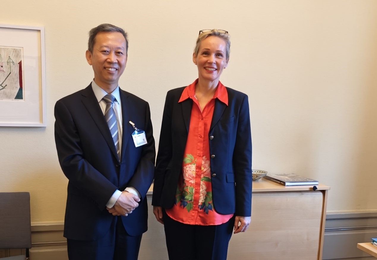 中國駐瑞典大使崔愛民會見瑞典外交部外貿(mào)總司長米蘭德。中國駐瑞典大使館供圖