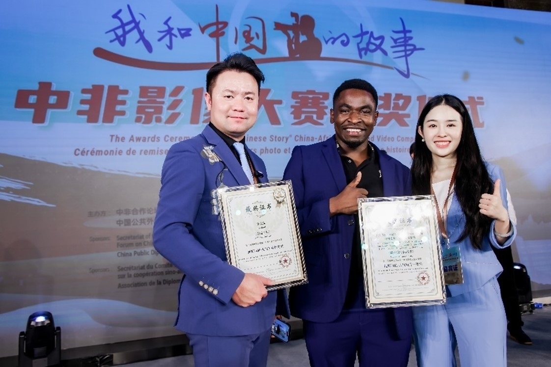 王曉樂（中）與其他嘉賓合影。主辦方供圖