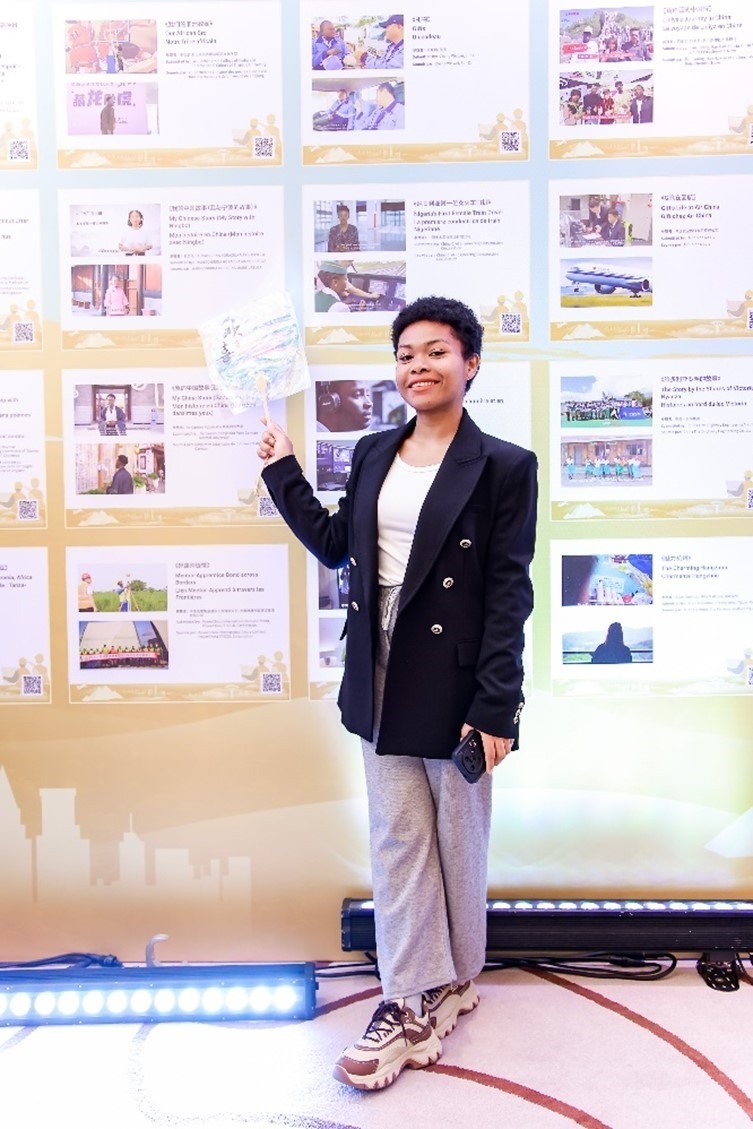 愈靈兒和她的作品合影。主辦方供圖