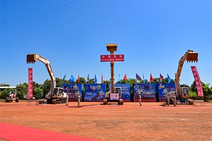 工程機(jī)械特技展示。王軍杰攝