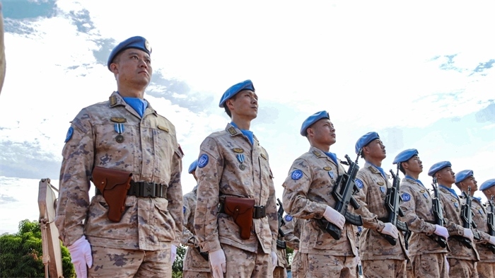 維和官兵整齊列隊(duì)。鄧原淘攝