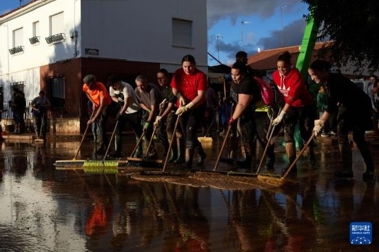 11月2日，居民在西班牙烏鐵爾清理房屋。新華社記者 孟鼎博 攝