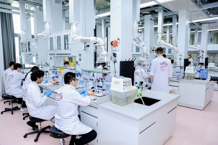 中外學(xué)生同堂做實(shí)驗(yàn)。深北莫供圖