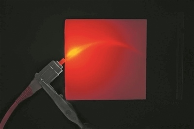 帶有彎曲通道的3D打印材料能引導(dǎo)并散射光。圖片來源：英國格拉斯哥大學(xué)