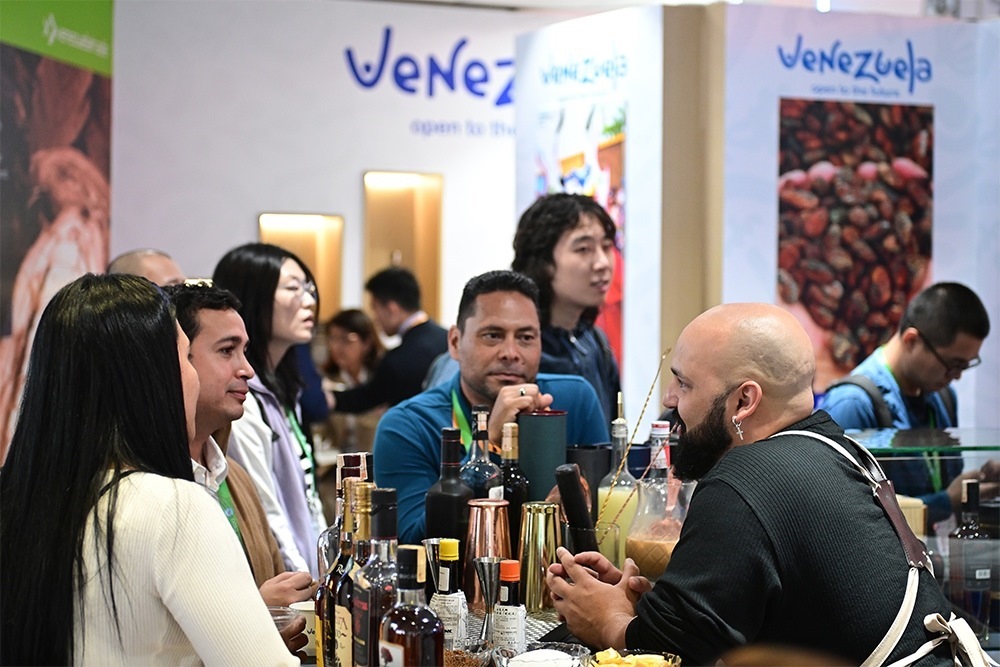 2023年11月9日，上海，觀眾在進(jìn)博會委內(nèi)瑞拉館參觀、交流、洽談。