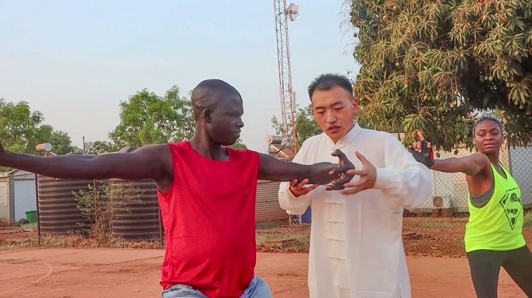 細(xì)心指導(dǎo)動作。馬騫攝