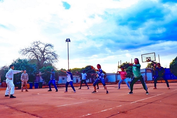 示范標(biāo)準(zhǔn)動作。鄧原淘攝