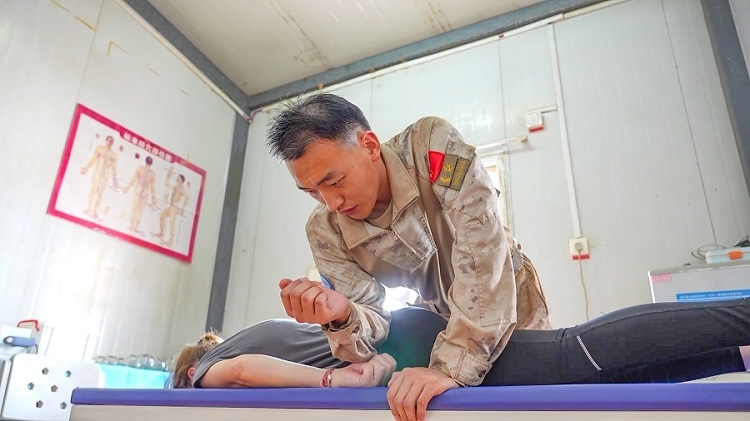 體驗中醫(yī)推拿。王軍杰攝