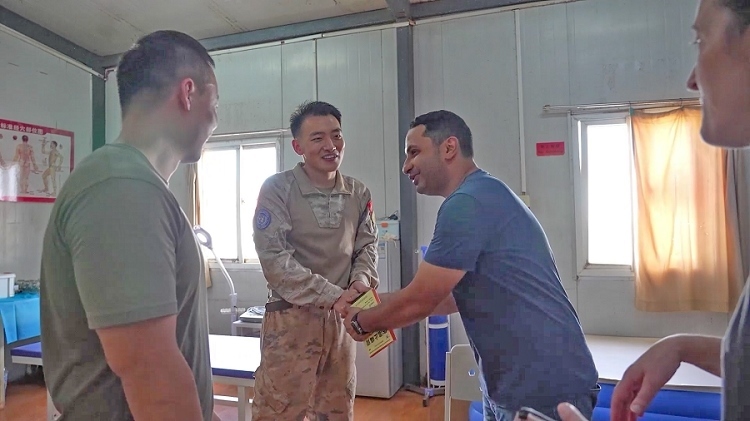 外國友人致謝。王軍杰攝