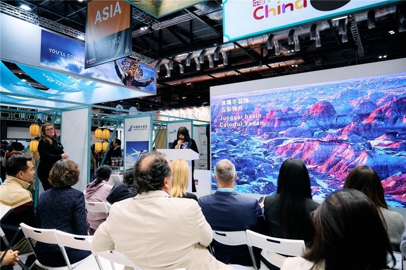  “中國(guó)館”新疆旅游推介會(huì)現(xiàn)場(chǎng)介紹。楊浩鵬攝