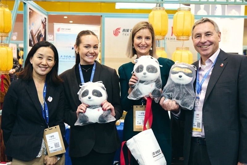 “中國(guó)館”展區(qū)現(xiàn)場(chǎng)洽談。 楊浩鵬攝