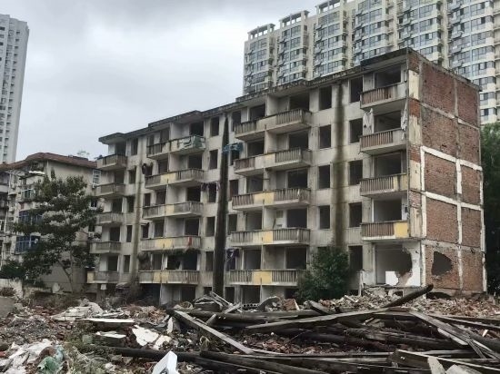 圖為拆遷中的合肥儀表廠宿舍。 合肥市蕪湖路街道 提供