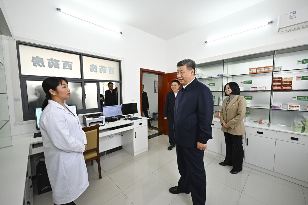 2024年11月5日，習(xí)近平在湖北省咸寧市嘉魚縣潘家灣鎮(zhèn)四邑村衛(wèi)生室考察。習(xí)近平指出：“要進(jìn)一步加強(qiáng)黨建引領(lǐng)，抓住‘一老一小’這個(gè)重點(diǎn)，更加精準(zhǔn)有效地為群眾排憂解難?！? width=