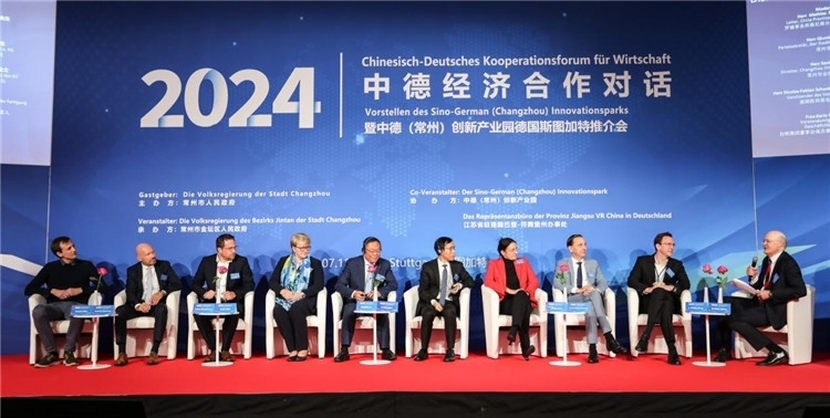 與會(huì)嘉賓在現(xiàn)場(chǎng)交流。主辦方供圖