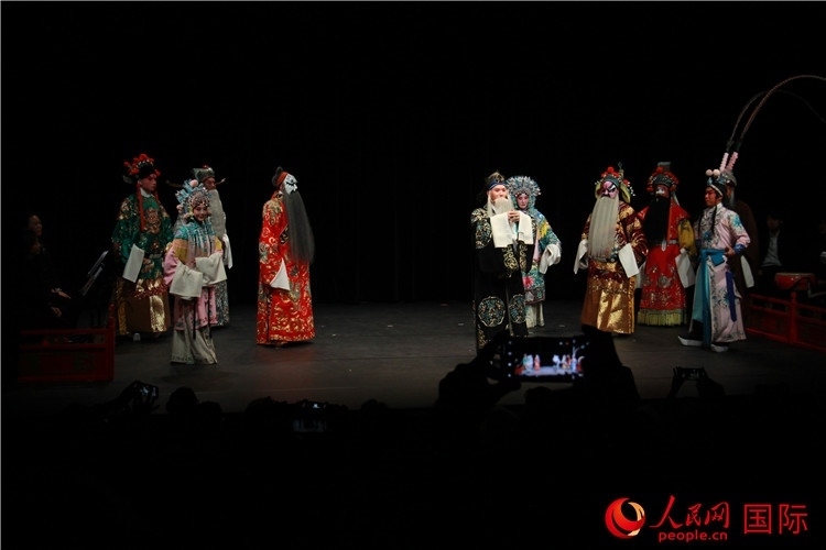 演員向觀眾謝幕。人民網記者 尚凱元攝