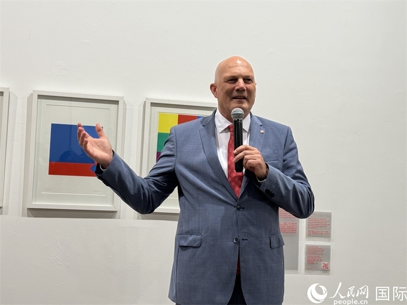 11月8日，瑞士駐華大使白瑞誼在“瑞士經(jīng)典設(shè)計(jì)展”開(kāi)幕式上發(fā)表致辭。（人民網(wǎng) 謝瑩攝）