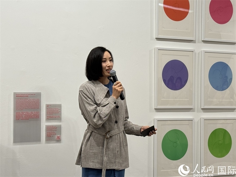 11月8日，今日美術(shù)館館長(zhǎng)張然在“瑞士經(jīng)典設(shè)計(jì)展”開(kāi)幕式上發(fā)表致辭。（人民網(wǎng) 謝瑩攝）