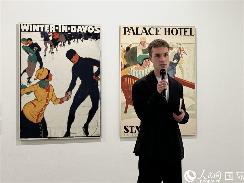 11月8日，“瑞士經(jīng)典設(shè)計(jì)展”策展人言照壁向與會(huì)嘉賓導(dǎo)覽。（人民網(wǎng) 謝瑩攝）