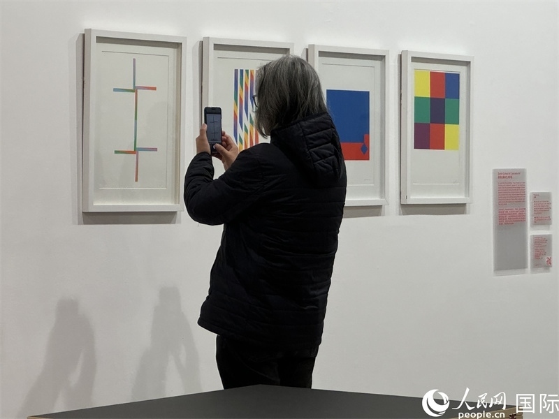 11月8日，觀眾在“瑞士經(jīng)典設(shè)計(jì)展”作品前駐足欣賞。人民網(wǎng) 謝瑩攝 