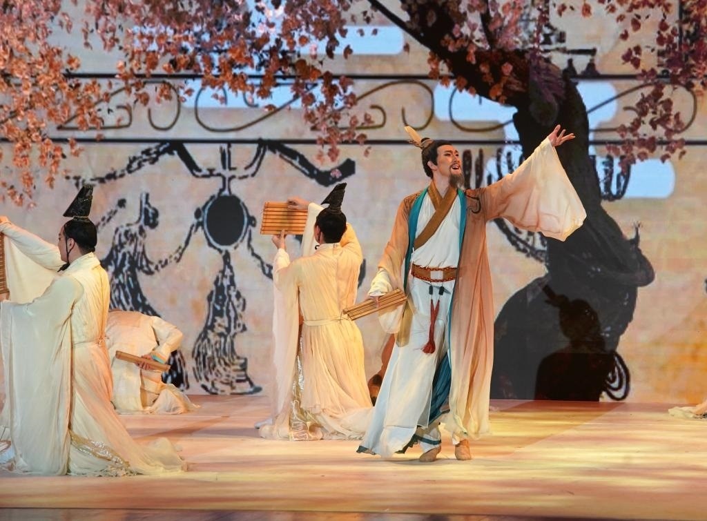 11月6日，演職人員在表演民族舞劇《孔子》片段。新華社記者 張晨霖 攝