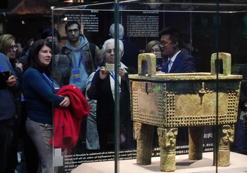 11月6日，中外嘉賓來(lái)到中國(guó)考古博物館參觀“考古與中華文明溯源展”。該展是本屆世界古典學(xué)大會(huì)推出的配套活動(dòng)之一。新華社記者 張晨霖 攝
