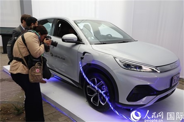 圖為秘魯媒體記者正在拍攝現(xiàn)場展出的比亞迪電動(dòng)汽車。 人民網(wǎng)記者姜波攝