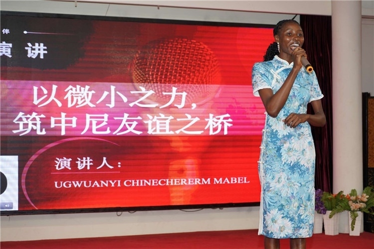 選手張佳寧演講中。尼日利亞中國文化中心供圖