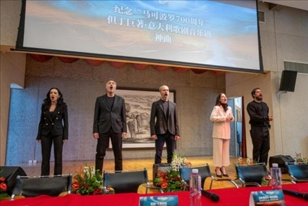 發(fā)布會現(xiàn)場，主創(chuàng)表演音樂劇片段。主辦方供圖