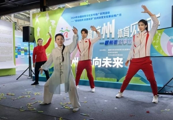 三位奧運(yùn)冠軍進(jìn)行陳式太極拳表演。 人民網(wǎng)記者 楊磊攝