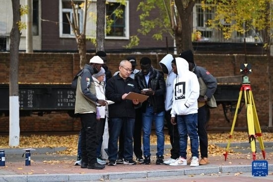 在天津鐵道職業(yè)技術(shù)學(xué)院，老師指導(dǎo)幾內(nèi)亞學(xué)員使用測距儀器（11月11日攝）。新華社記者 李然 攝