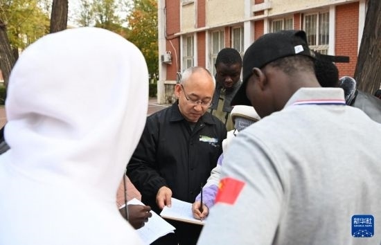 在天津鐵道職業(yè)技術(shù)學(xué)院，老師指導(dǎo)幾內(nèi)亞學(xué)員使用測距儀器（11月11日攝）。新華社記者 李然 攝