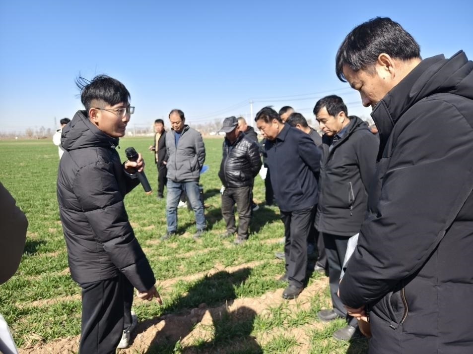 科技小院的“學(xué)生專家”（左一）。受訪者供圖