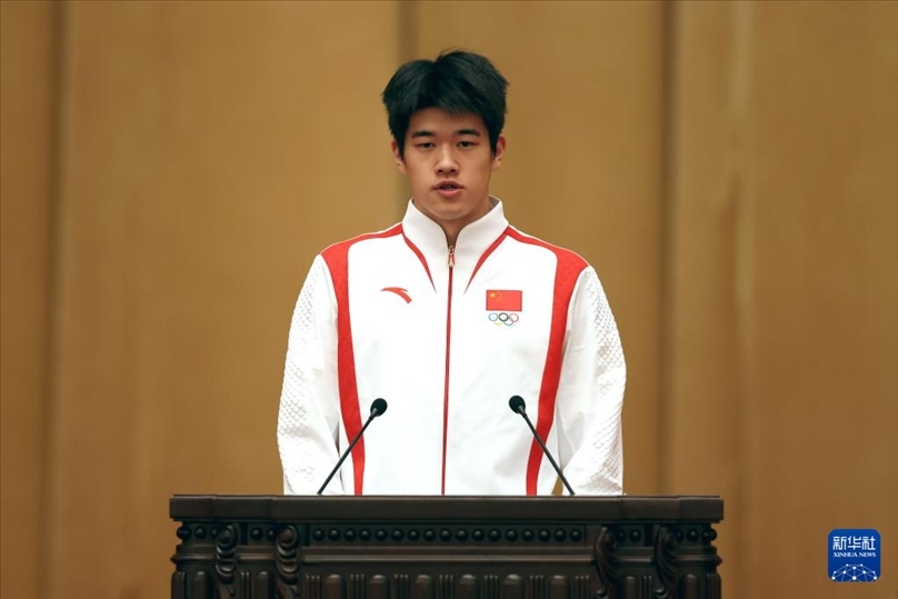 11月15日，游泳運動員潘展樂在報告會上發(fā)言。新華社記者 李明 攝