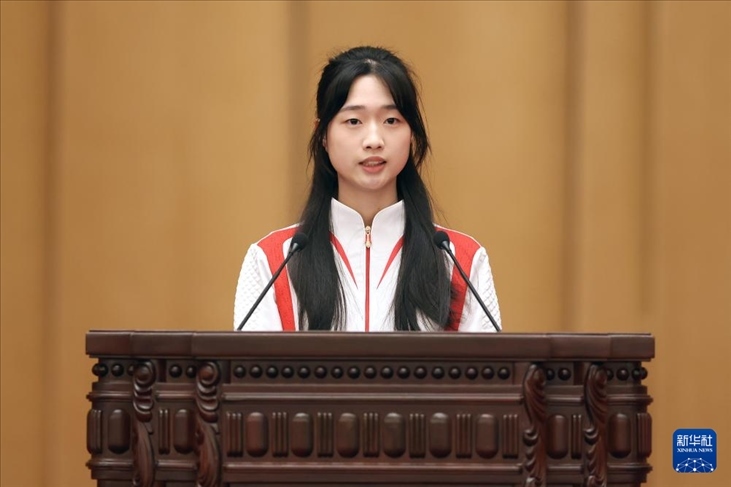 11月15日，射擊運動員黃雨婷在報告會上發(fā)言。新華社記者 李明 攝