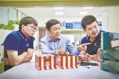 中北大學(xué)極端環(huán)境特種傳感與測試創(chuàng)新研究團隊成員正在圍繞近期發(fā)射任務(wù)進行產(chǎn)品研發(fā)。受訪單位供圖