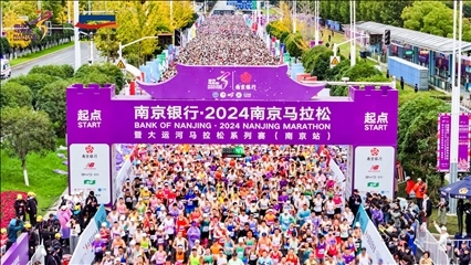 比賽選手沖出起點(diǎn)。賽事組委會(huì)供圖