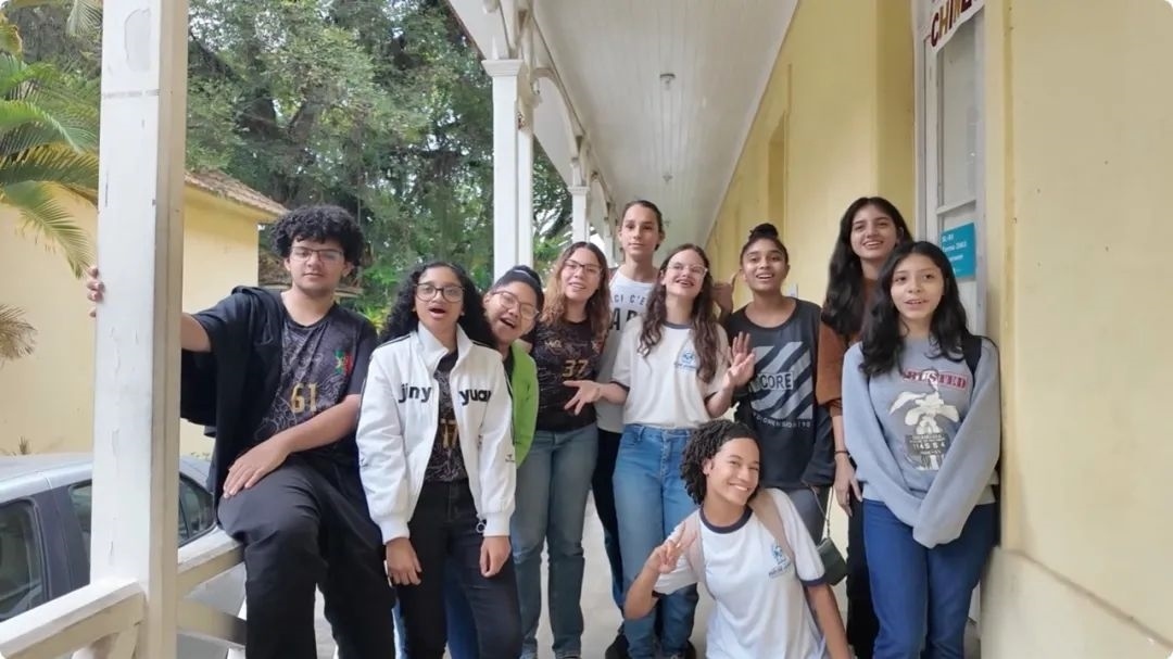 學(xué)生們用中文跟島叔問好。作者供圖