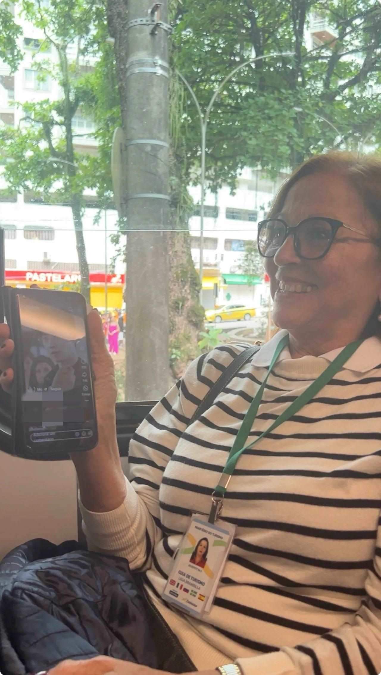 當?shù)厝讼驆u叔展示中國網(wǎng)劇。作者供圖