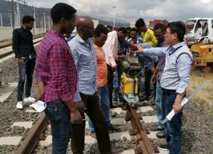 山東職業(yè)學(xué)院開(kāi)展亞吉鐵路運(yùn)營(yíng)技術(shù)培訓(xùn)。教育部職業(yè)教育與成人教育司供圖